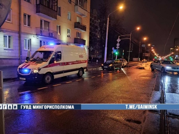 Переходила дорогу на «зеленый» и попала под машину. В центре Минска девушку сбил автомобиль Переходила дорогу на «зеленый» и попала под машину. В центре Минска девушку сбил автомобиль