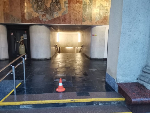 Первая линия метрополитена не работает по техническим причинам –очевидцы Первая линия метрополитена не работает по техническим причинам –очевидцы