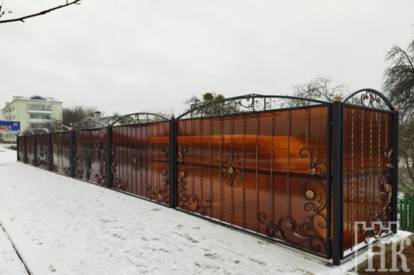 В Каменце появилась «двухслойная» ограда. Зачем? В Каменце появилась «двухслойная» ограда. Зачем?