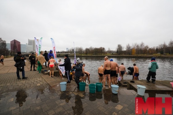 Более 50 участников, баня-бочка, окунания, пробежка: в Минске прошел закал-фест (фото)