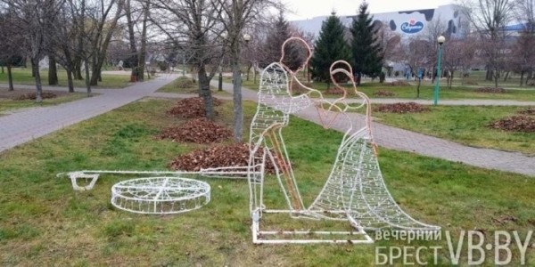 Снеговик с гитарой, аэростат и влюбленная парочка. Почему в парк Мира в Бресте нужно прийти 15 декабря? Снеговик с гитарой, аэростат и влюбленная парочка. Почему в парк Мира в Бресте нужно прийти 15 декабря?