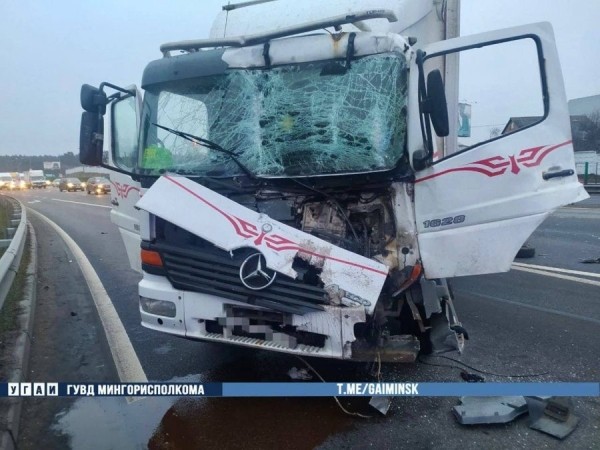 В столкновении двух грузовиков на МКАД пострадал один из водителей