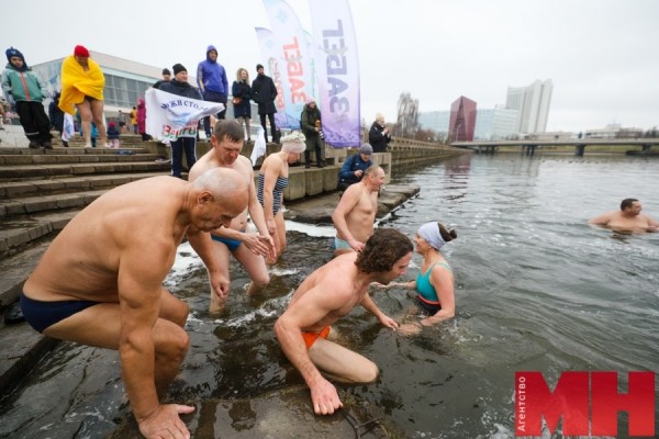 Более 50 участников, баня-бочка, окунания, пробежка: в Минске прошел закал-фест (фото)