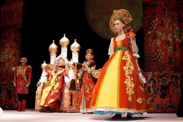 «Хотелось бы сыграть Гамлета». Артистка театра им. Горького Елена Стеценко — о профессии и кинокарьере