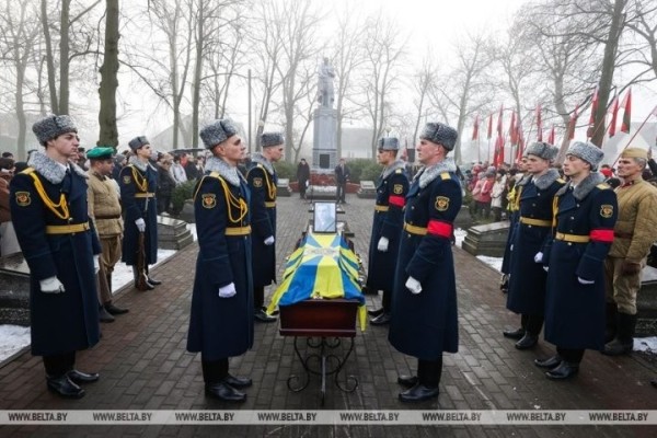 Останки погибшего под Кобрином военного летчика передали на его родину Останки погибшего под Кобрином военного летчика передали на его родину