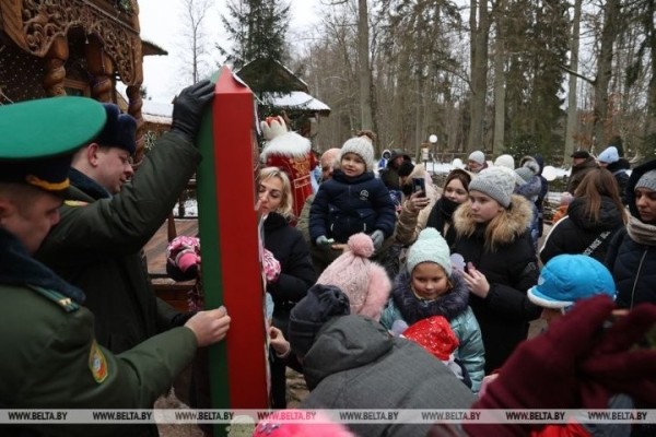 Белорусский Дед Мороз отдал пограничникам приказ пропустить Новый год через границу. Репортаж из Беловежской пущи Белорусский Дед Мороз отдал пограничникам приказ пропустить Новый год через границу. Репортаж из Беловежской пущи