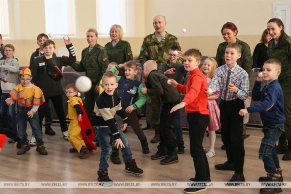 Брестские военнослужащие поздравили воспитанников Кобринской детской деревни Брестские военнослужащие поздравили воспитанников Кобринской детской деревни