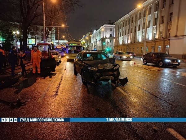 На ул. Свердлова три автомобиля столкнулись из-за выехавшего на встречную полосу BMW