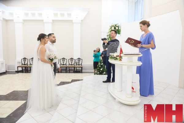 В ЗАГС Октябрьского района завершился ремонт: в обновленных помещениях приняли молодоженов