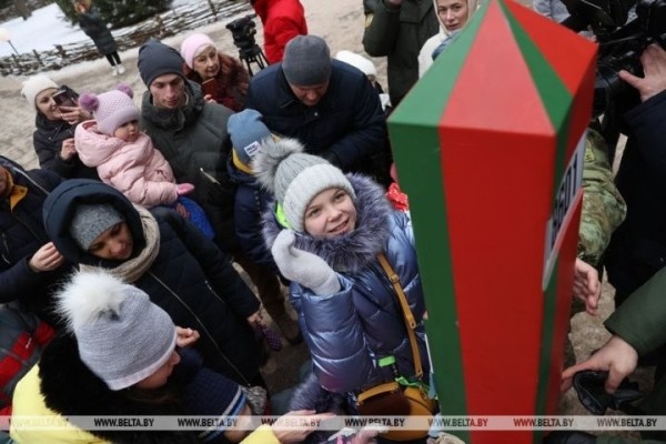 Белорусский Дед Мороз отдал пограничникам приказ пропустить Новый год через границу. Репортаж из Беловежской пущи Белорусский Дед Мороз отдал пограничникам приказ пропустить Новый год через границу. Репортаж из Беловежской пущи