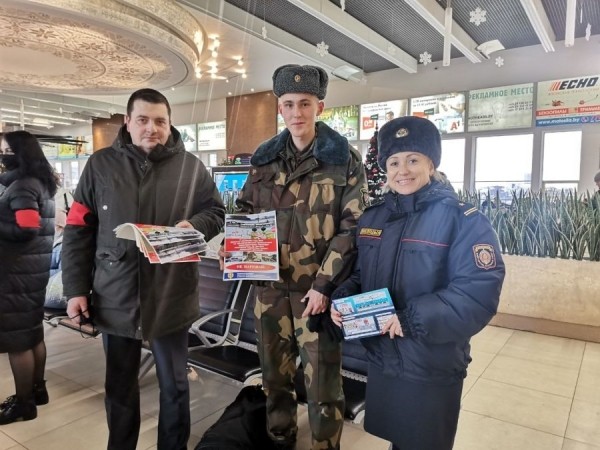 Не ходите по путям. Милиционеры объяснили пассажирам правила безопасного поведения на железной дороге