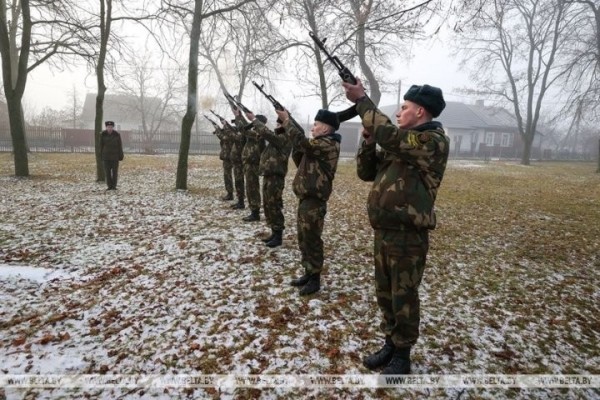 Останки погибшего под Кобрином военного летчика передали на его родину Останки погибшего под Кобрином военного летчика передали на его родину