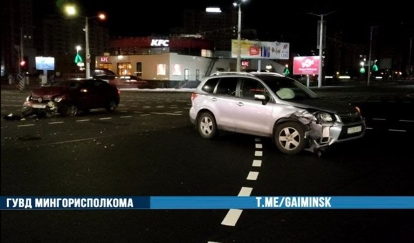 Две встречные машины не разъехались на перекрестке возле ст. м. «Каменная Горка» Две встречные машины не разъехались на перекрестке возле ст. м. «Каменная Горка»