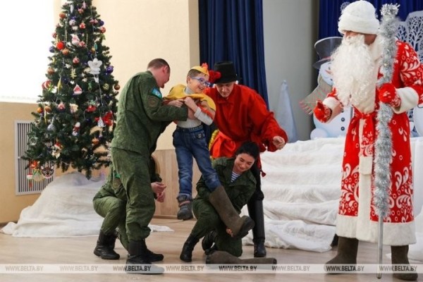 Брестские военнослужащие поздравили воспитанников Кобринской детской деревни Брестские военнослужащие поздравили воспитанников Кобринской детской деревни