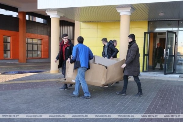 Студенты оборудуют мебелью кабинеты строящегося медицинского комплекса в Бресте Студенты оборудуют мебелью кабинеты строящегося медицинского комплекса в Бресте