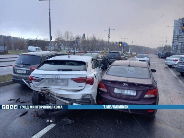Из-за несоблюдения дистанции на ул. Кирилла Туровского столкнулись пять автомобилей
