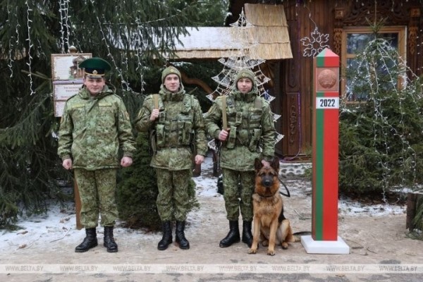 Белорусский Дед Мороз отдал пограничникам приказ пропустить Новый год через границу. Репортаж из Беловежской пущи Белорусский Дед Мороз отдал пограничникам приказ пропустить Новый год через границу. Репортаж из Беловежской пущи