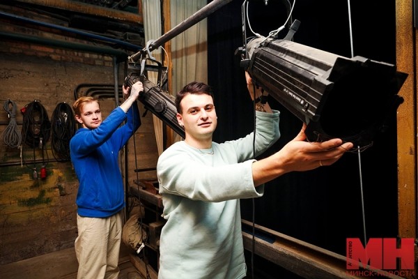 Свет как участник театральной постановки. Кто и как готовит его выход на сцену Свет как участник театральной постановки. Кто и как готовит его выход на сцену