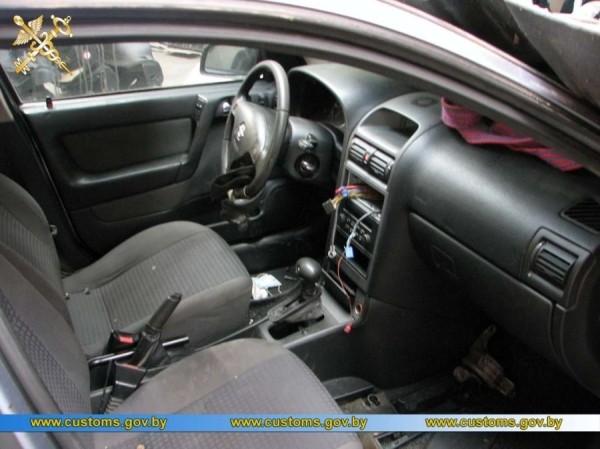 В фуре из Литвы белорусские таможенники обнаружили незаконно ввозимые разобранные легковушки