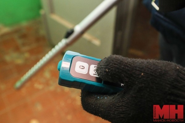 Для уборки подъездов во Фрунзенском районе начали применять беспроводные пылесосы