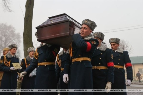 Останки погибшего под Кобрином военного летчика передали на его родину Останки погибшего под Кобрином военного летчика передали на его родину