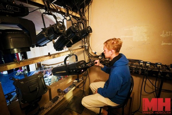 Свет как участник театральной постановки. Кто и как готовит его выход на сцену Свет как участник театральной постановки. Кто и как готовит его выход на сцену