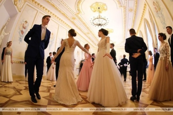 Полонез, вальс, кадриль: в Коссовском дворце провели областной новогодний бал для молодежи