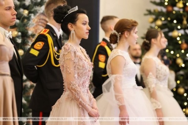 Полонез, вальс, кадриль: в Коссовском дворце провели областной новогодний бал для молодежи