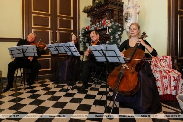 Полонез, вальс, кадриль: в Коссовском дворце провели областной новогодний бал для молодежи
