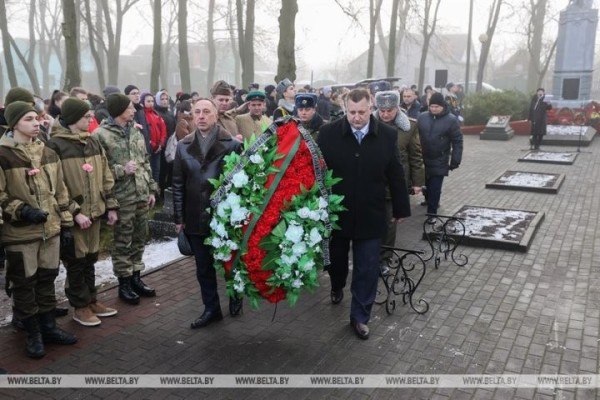 Останки погибшего под Кобрином военного летчика передали на его родину Останки погибшего под Кобрином военного летчика передали на его родину