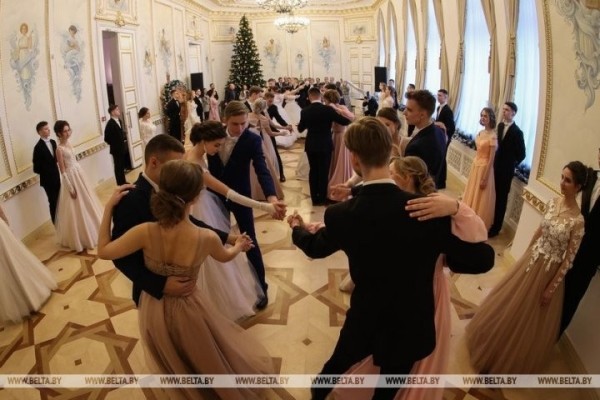 Полонез, вальс, кадриль: в Коссовском дворце провели областной новогодний бал для молодежи
