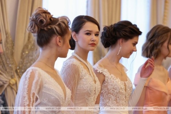 Полонез, вальс, кадриль: в Коссовском дворце провели областной новогодний бал для молодежи