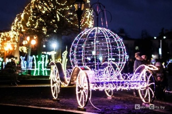 В Кобрине на городской площади зажгли главную новогоднюю ёлку