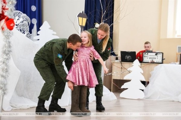 Брестские военнослужащие поздравили воспитанников Кобринской детской деревни Брестские военнослужащие поздравили воспитанников Кобринской детской деревни