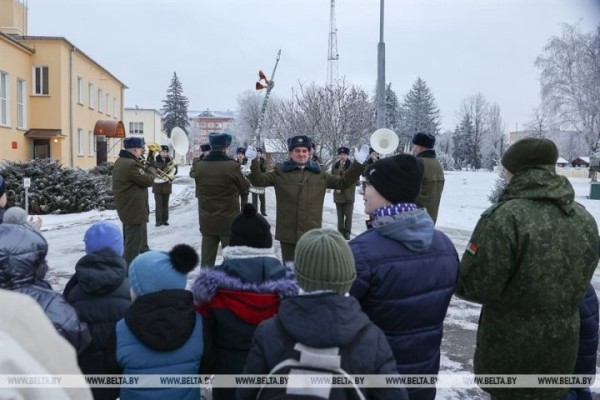Брестские военнослужащие поздравили воспитанников Кобринской детской деревни Брестские военнослужащие поздравили воспитанников Кобринской детской деревни