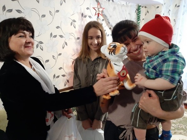 Глава администрации Советского района навестил в общежитии многодетную семью Глава администрации Советского района навестил в общежитии многодетную семью