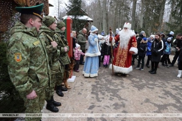 Белорусский Дед Мороз отдал пограничникам приказ пропустить Новый год через границу. Репортаж из Беловежской пущи Белорусский Дед Мороз отдал пограничникам приказ пропустить Новый год через границу. Репортаж из Беловежской пущи