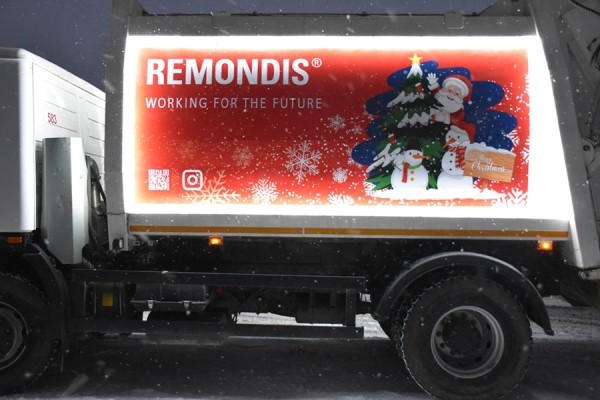 По Минску курсирует новогодний мусоровоз. За его фото можно получить приз По Минску курсирует новогодний мусоровоз. За его фото можно получить приз