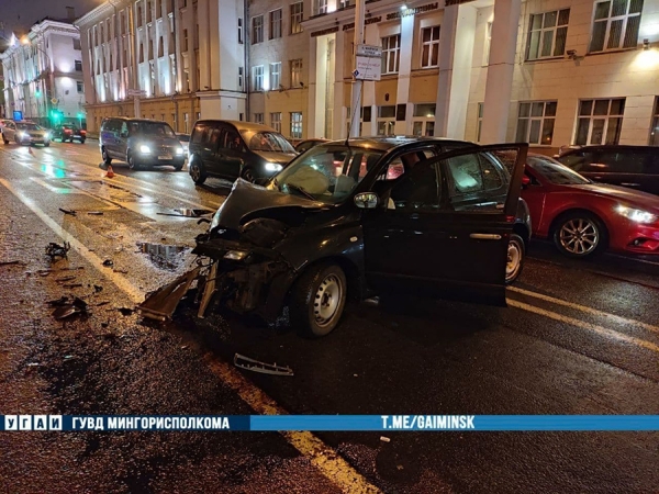 На ул. Свердлова три автомобиля столкнулись из-за выехавшего на встречную полосу BMW