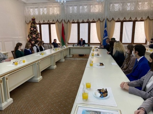 Одаренным учащимся Бреста вручили сертификаты на покупки и сладости Одаренным учащимся Бреста вручили сертификаты на покупки и сладости