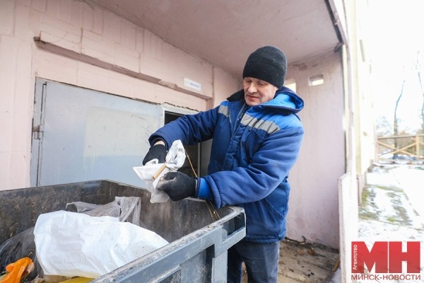 Для уборки подъездов во Фрунзенском районе начали применять беспроводные пылесосы