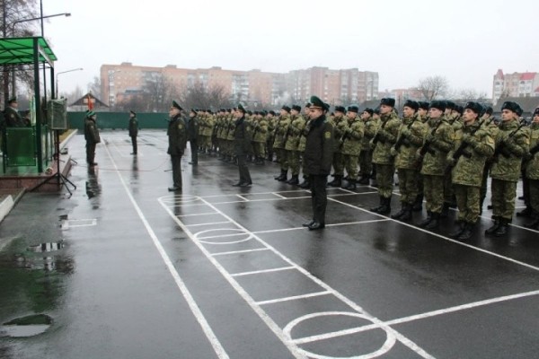 Новобранцы Пинского погранотряда приняли военную присягу Новобранцы Пинского погранотряда приняли военную присягу