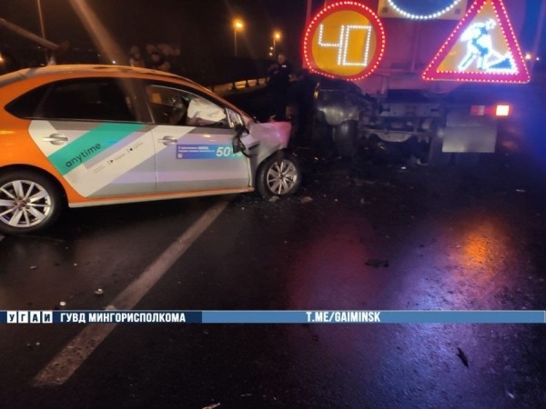 Пьяный водитель каршеринга врезался в автомобиль дорожной службы в Минске