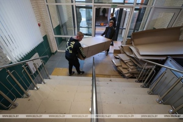 Студенты оборудуют мебелью кабинеты строящегося медицинского комплекса в Бресте Студенты оборудуют мебелью кабинеты строящегося медицинского комплекса в Бресте