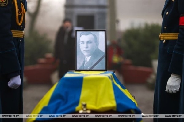 Останки погибшего под Кобрином военного летчика передали на его родину Останки погибшего под Кобрином военного летчика передали на его родину