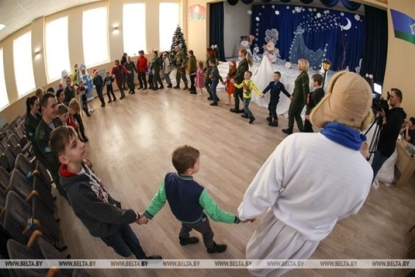 Брестские военнослужащие поздравили воспитанников Кобринской детской деревни Брестские военнослужащие поздравили воспитанников Кобринской детской деревни