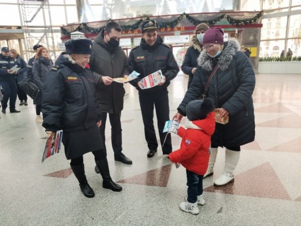 Не ходите по путям. Милиционеры объяснили пассажирам правила безопасного поведения на железной дороге