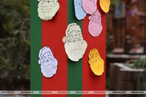 Белорусский Дед Мороз отдал пограничникам приказ пропустить Новый год через границу. Репортаж из Беловежской пущи Белорусский Дед Мороз отдал пограничникам приказ пропустить Новый год через границу. Репортаж из Беловежской пущи