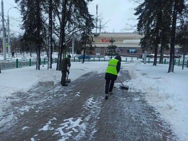 В Центральном районе продолжается уборка снега. К дворникам присоединились КОТОСы и местные жители