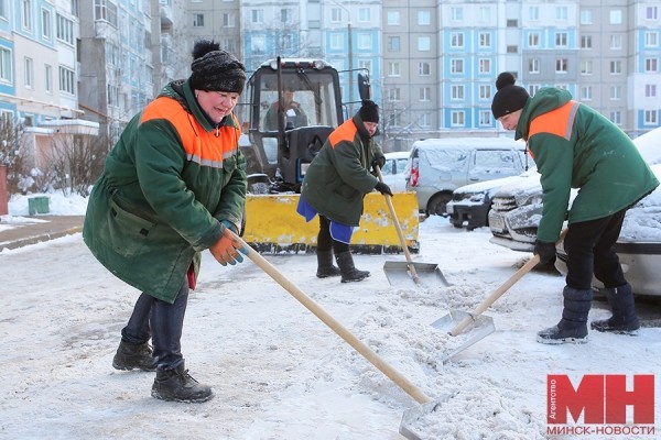 Почти 1,7 тыс. работников ЖКХ убирали снег на придомовых территориях утром 24 января